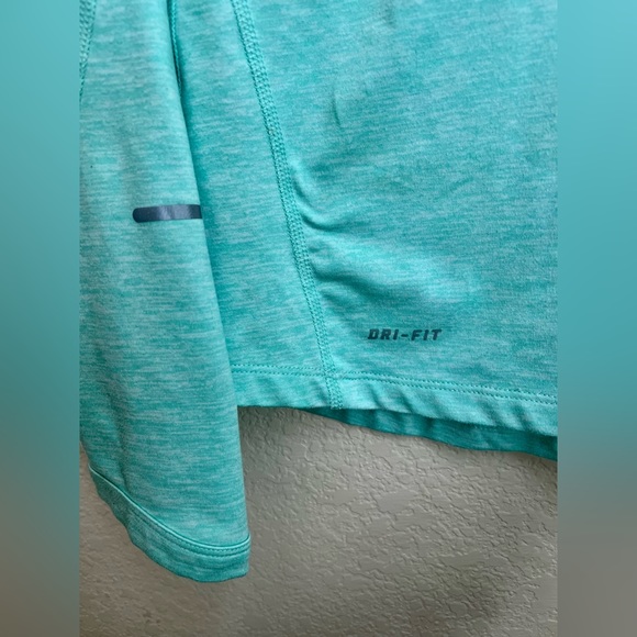 Nike Runners Pull Over - Picture 3 of 4